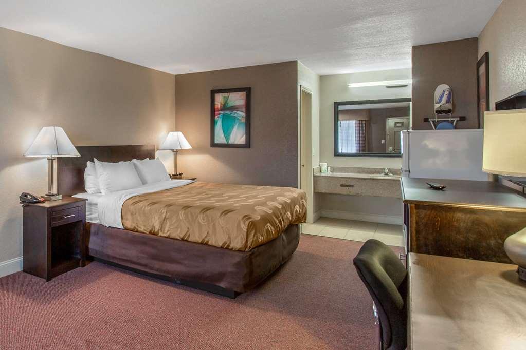 Quality Inn & Suites Port Arthur - Nederland Стая снимка