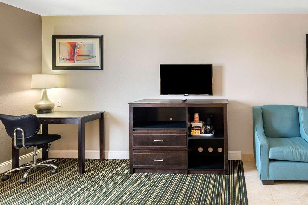 Quality Inn & Suites Port Arthur - Nederland Стая снимка